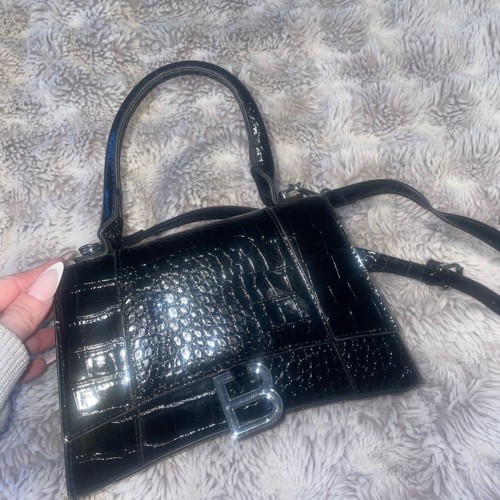 Elegant Black Croc-Embossed Handbag